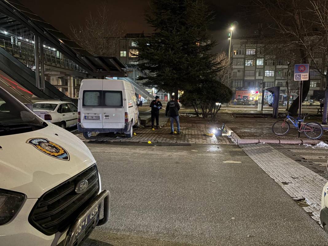 Önce kıyafetlerine karıştı, sonra bıçakladı: 3 yaralı 1